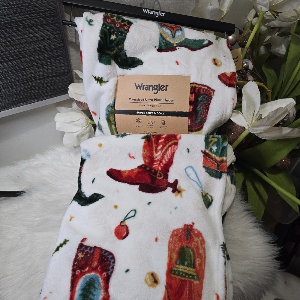 Wrangler Oversized Ultra plush throw 60in x 70in new